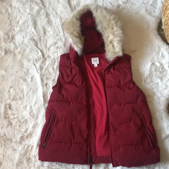 Gap puffer vest in deep red - Picture 1 of 6